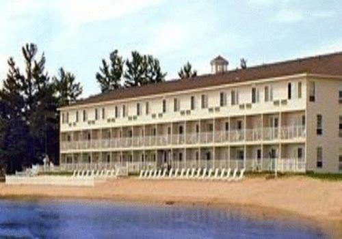 Bridge Vista Beach Hotel And Convention Center Mackinaw City Exterior photo