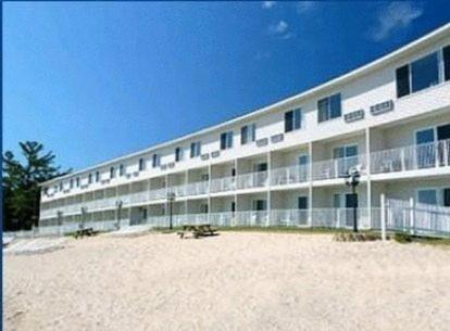 Bridge Vista Beach Hotel And Convention Center Mackinaw City Exterior photo